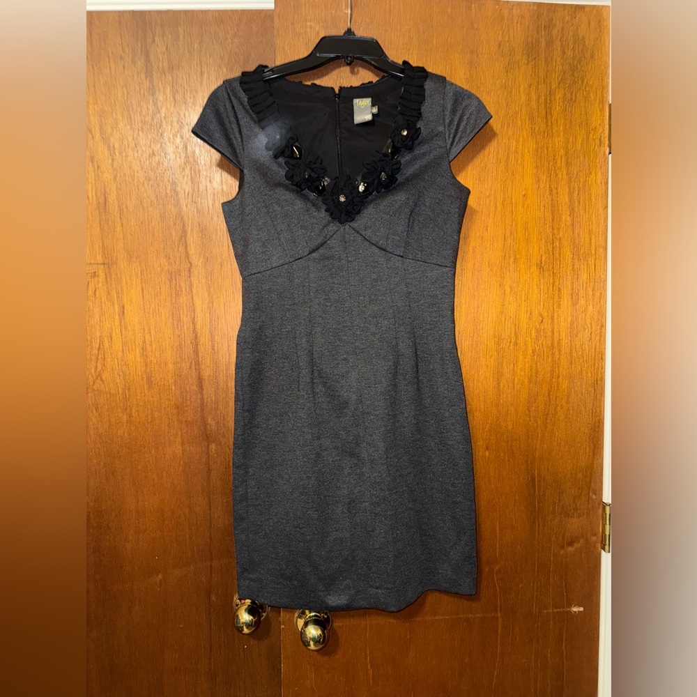 🐠 Taylor Charcoal Dress with Floral Details size 8